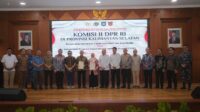 9. Serahkan Sertipikat Aset BMD dan BUMD Pemprov Kalsel, Wamen Ossy Perkuat Kepastian Hukum Aset Daerah